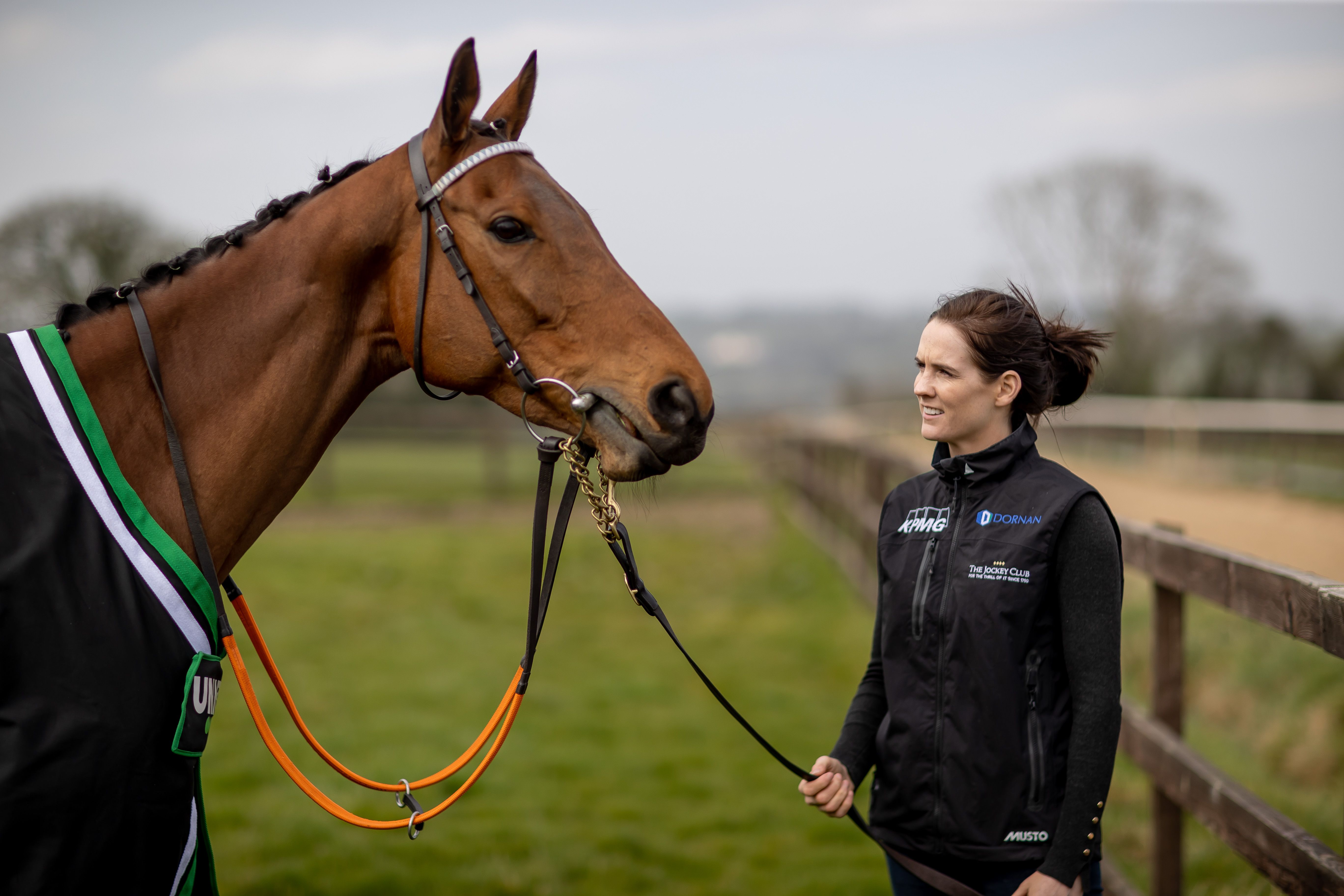 Fotografiu urobila Rachel Blackmore vo Waterforde s A Plus Tard po víťazstve v tohtoročnom Cheltenham Gold Cupe.  Po historickom prvom minuloročnom víťazstve ako džokejka na ikonickom podujatí sa snažila vyhrať svoju druhú Aintree Grand National.  INPHO / MORGANSKÁ ZMLUVA